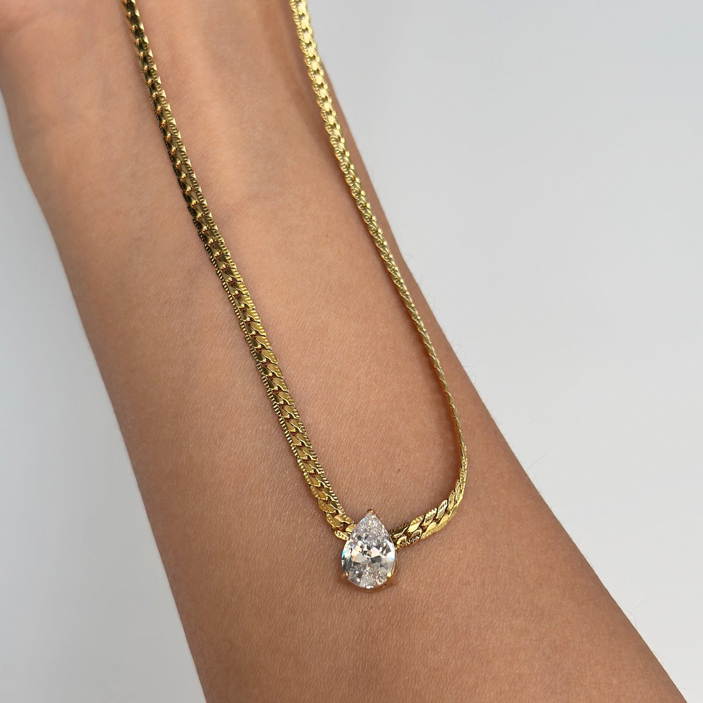 Gold Teardrop Crystal Pendant Necklace – Elegant Minimalist Pear-Cut Zirconia Chain Necklace for Women