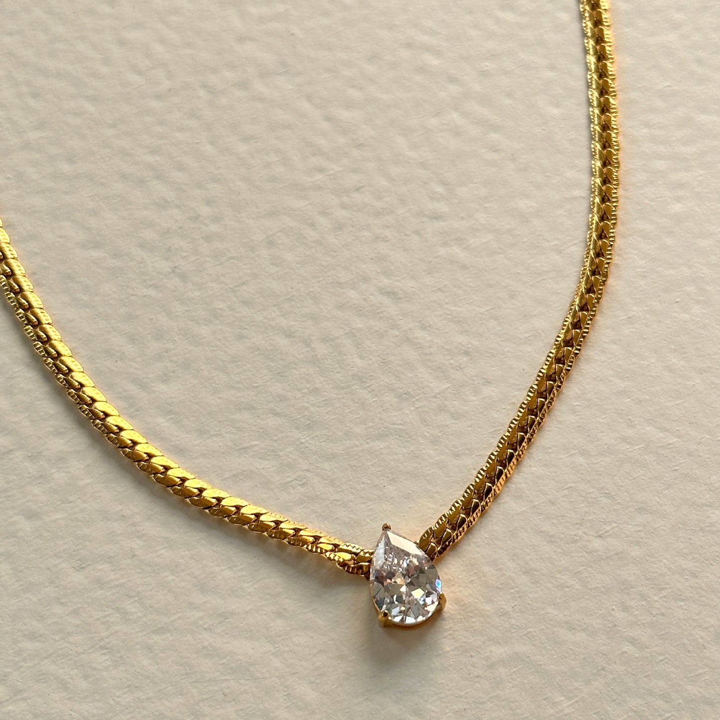 Gold Teardrop Crystal Pendant Necklace – Elegant Minimalist Pear-Cut Zirconia Chain Necklace for Women